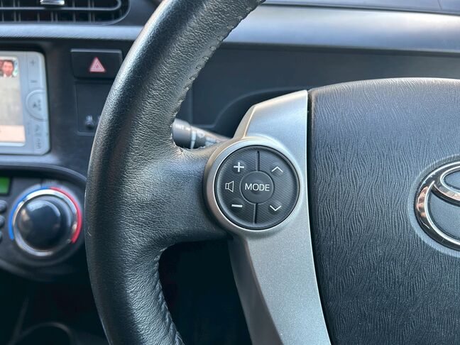 手元でオーディオの音量やモード変更ができ、運転中の視線移動を減らせます。【アクア】